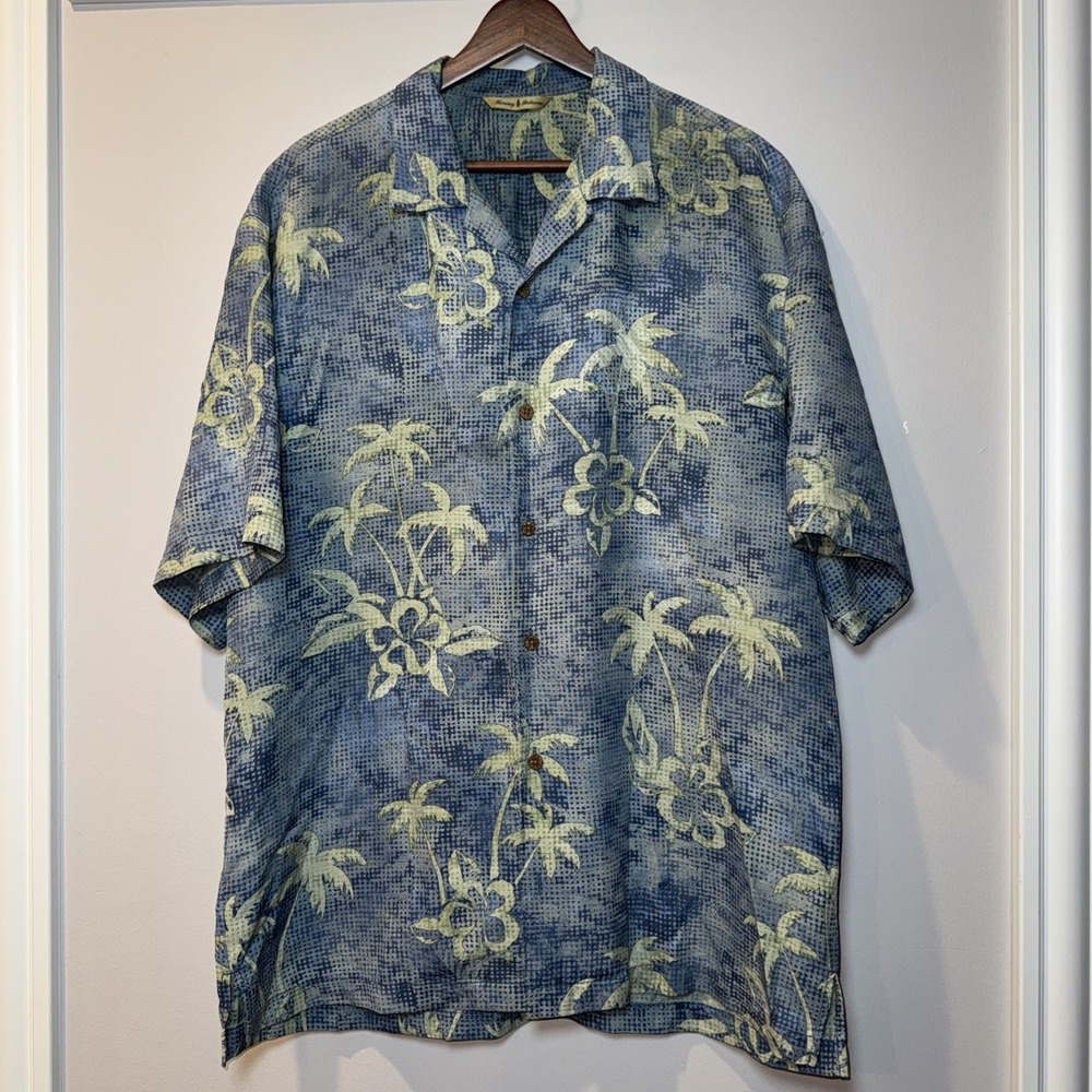 TOMMY BAHAMA Mens M‎ Shirt 100% Silk Button Front Blue Green Palm Trees EUC ***